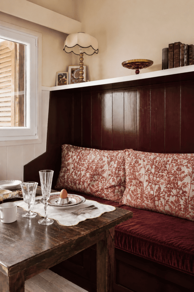 Coin repas de la K-HUTE 4 : banquette bordeaux et table dressée