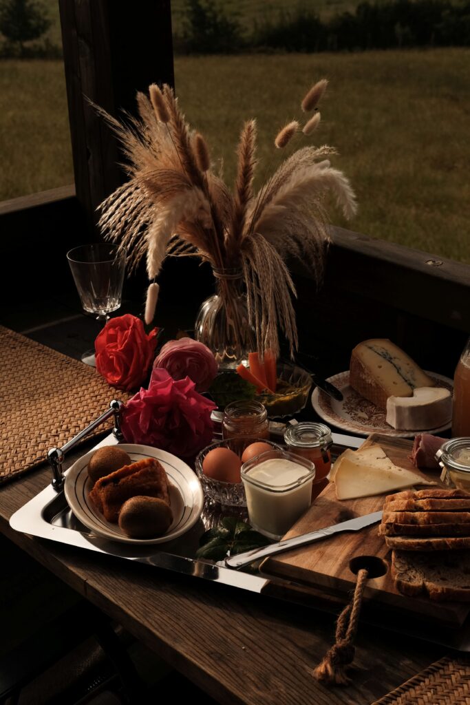 Petit-déjeuner du domaine servi en terrasse à la K-HUTE 4