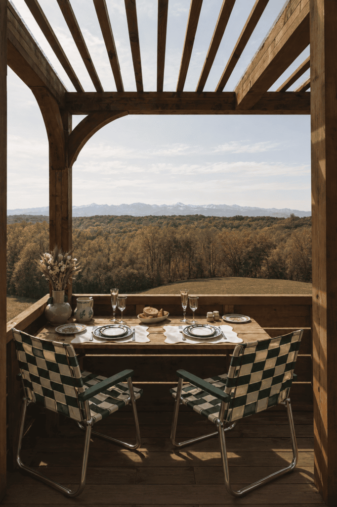 Terrasse de la K-HUTE 4 : table dressée face à la vue sur la forêt landaise