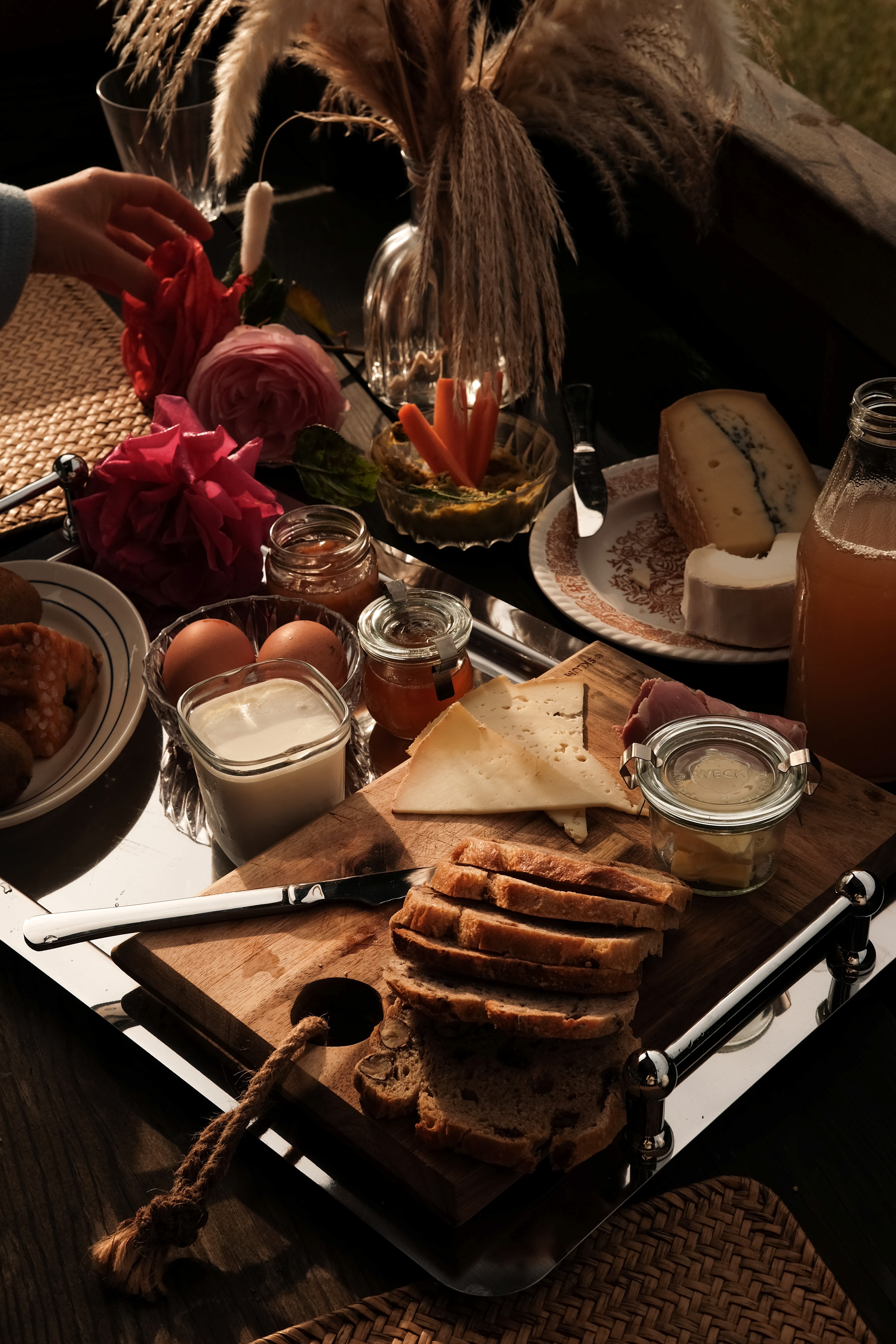Plateau de petit-déjeuner fait maison préparé pour les hôtes des K-HUTES