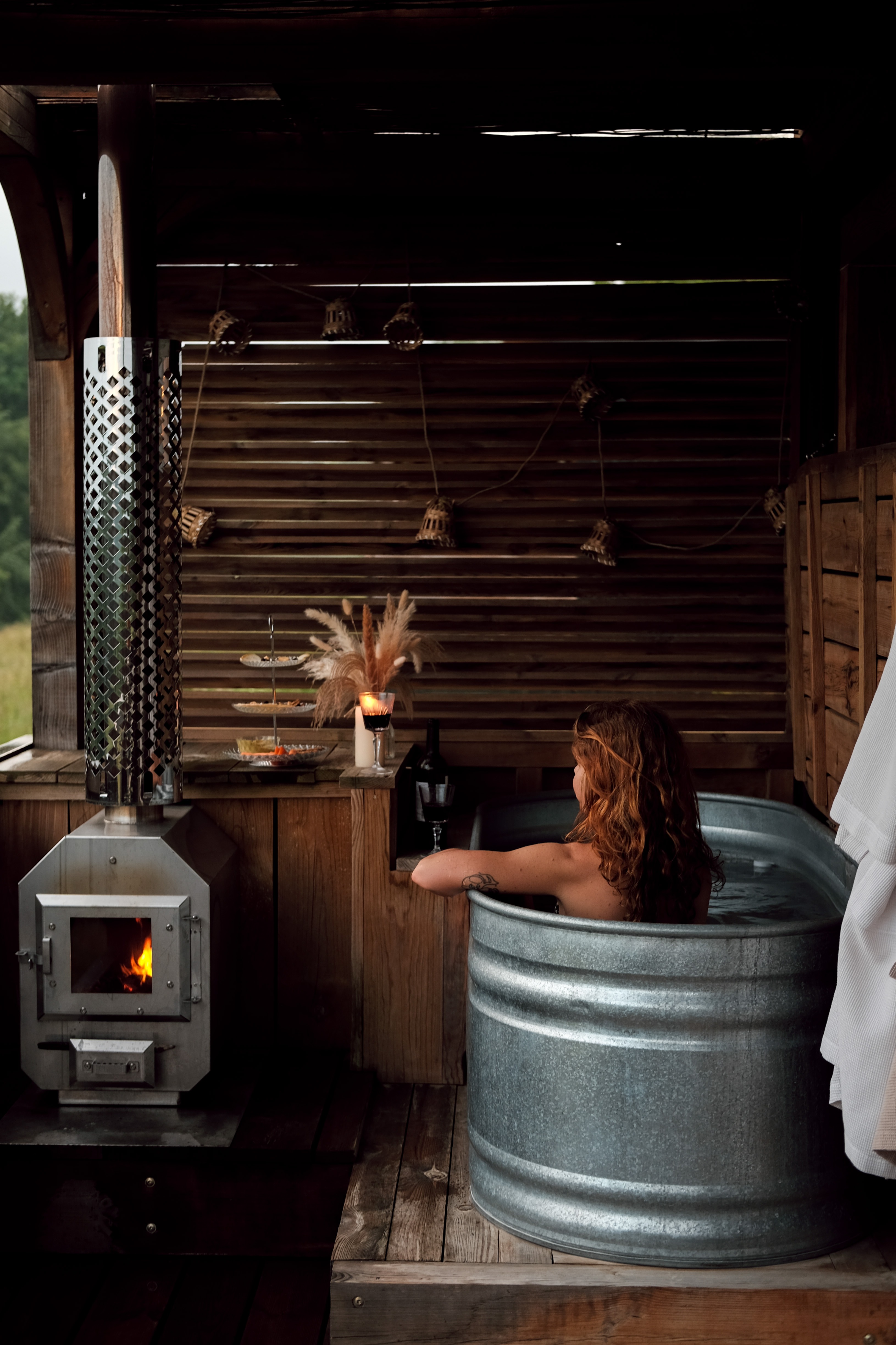 Bain nordique chauffé au bois sur la terrasse d'une cabane K-HUTES